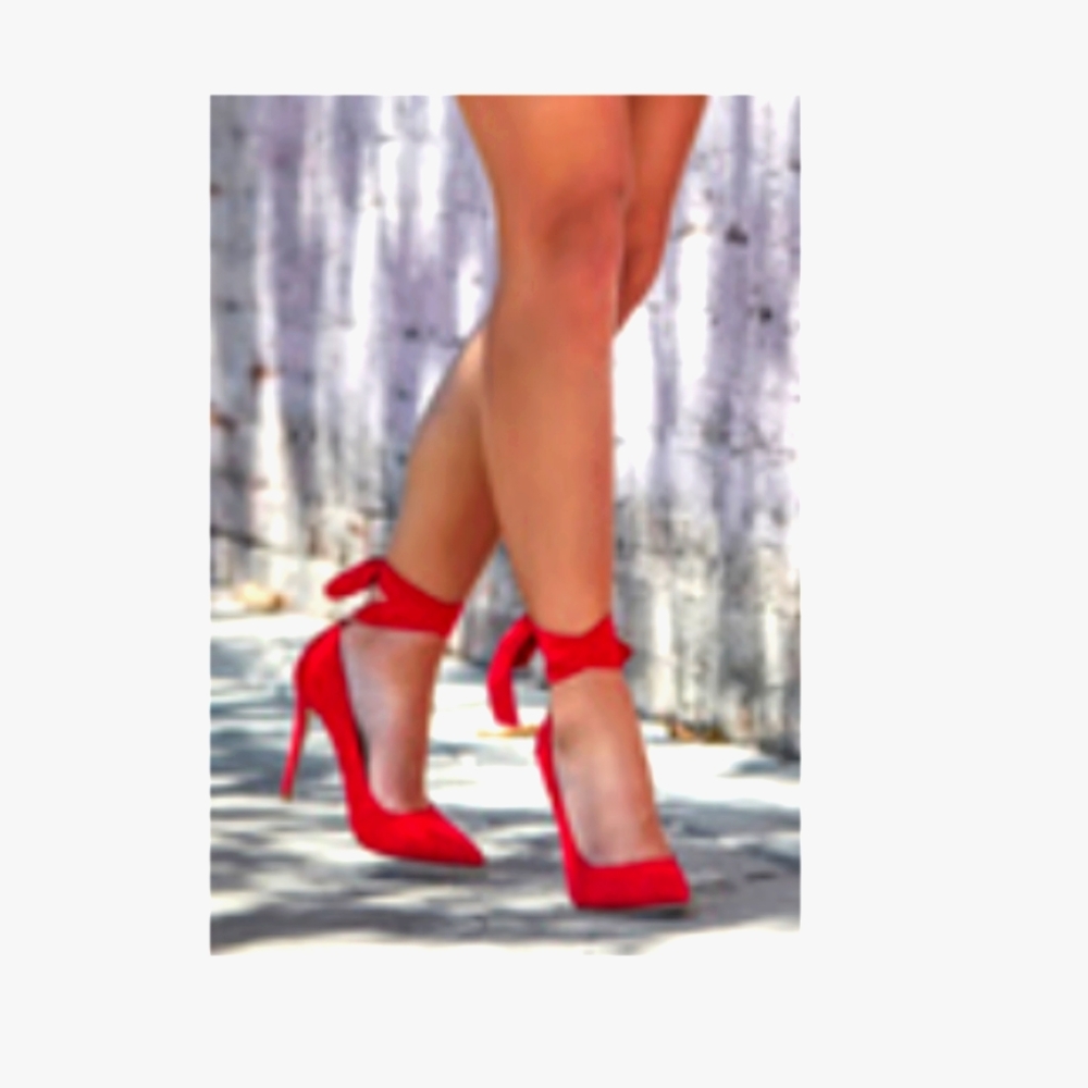 Wraparound lace pump